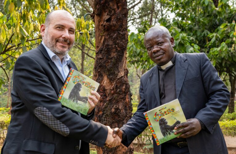 První vázaná kniha v dialektu badjoué – Gorilí pohádky s „pražskou“ Mojou v hlavní roli