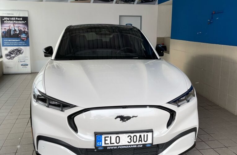 HoppyGo představuje S3XY nabídku elektromobilů a jako bonus ustájilo elektrický Mustang Mach-E