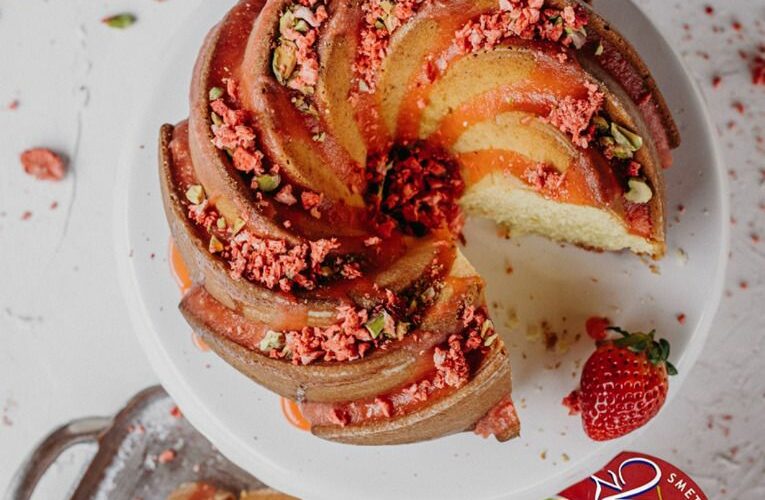 Bábovka z valašského jahodového jogurtu a jarní bramborový salát s ředkvičkami