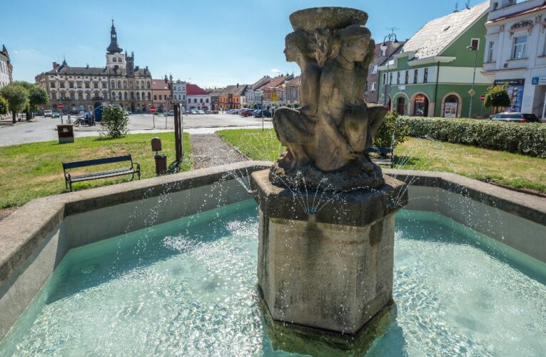 Ojedinělé pískovcové exponáty pod širým nebem,  Museum czech road racingu na zámku,  muzeum, Galerie plastik, Masarykova věž samostatnosti, prvorepublikové slunné lázně Dachova a další skvosty dělají z Hořic významný turistický cíl