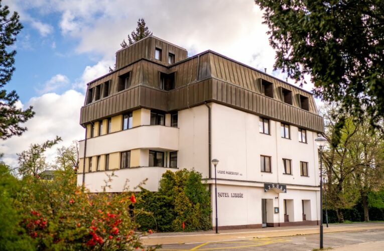 Počet hostů v hromadných ubytovacích zařízeních v 1. čtvrtletí roku 2022 ve středních Čechách: meziročně se zvýšil sedminásobně, je však o pětinu nižší než v době před covidem