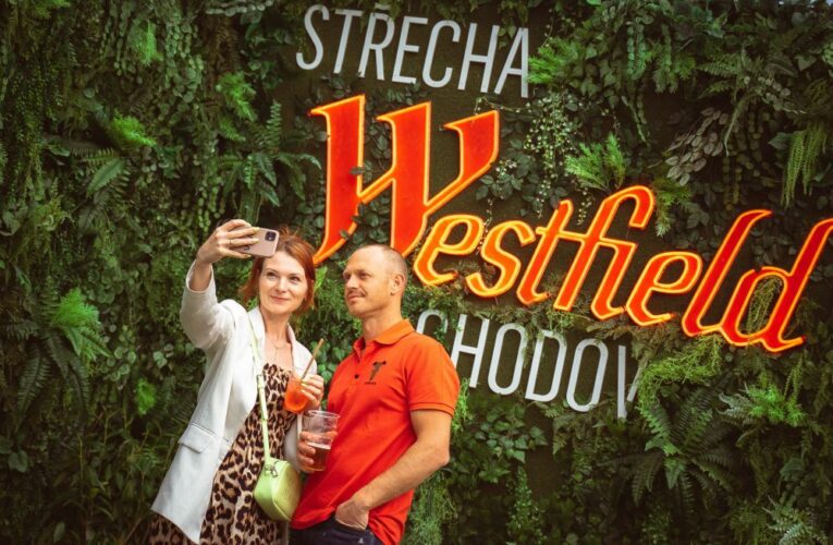 NA LETNÍ STŘEŠE WESTFIELD CHODOV SI PŘIJDOU NA SVÉ I FANOUŠCI HOKEJE. FANDIT MOHOU PŘI SLEDOVÁNÍ ŽIVÝCH PŘENOSŮ NA VENKOVNÍ TERASE