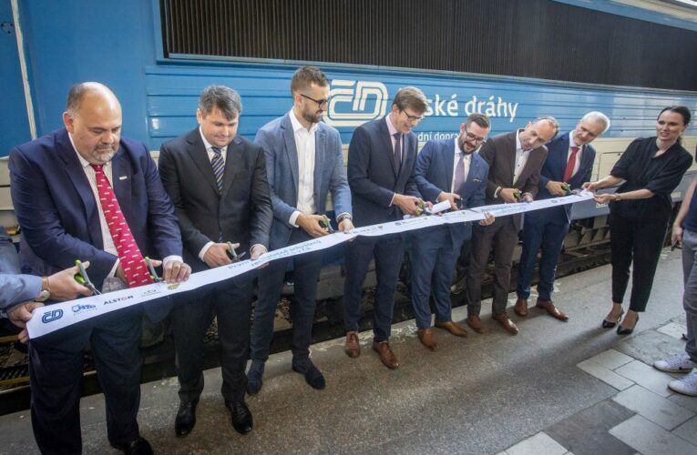 ￼ První lokomotiva zpětně vybavená ETCS jezdí v ostrém komerčním provozu; sdružení dodavatelů ČD – Telematika a AŽD Praha ji dnes slavnostně předalo ČD