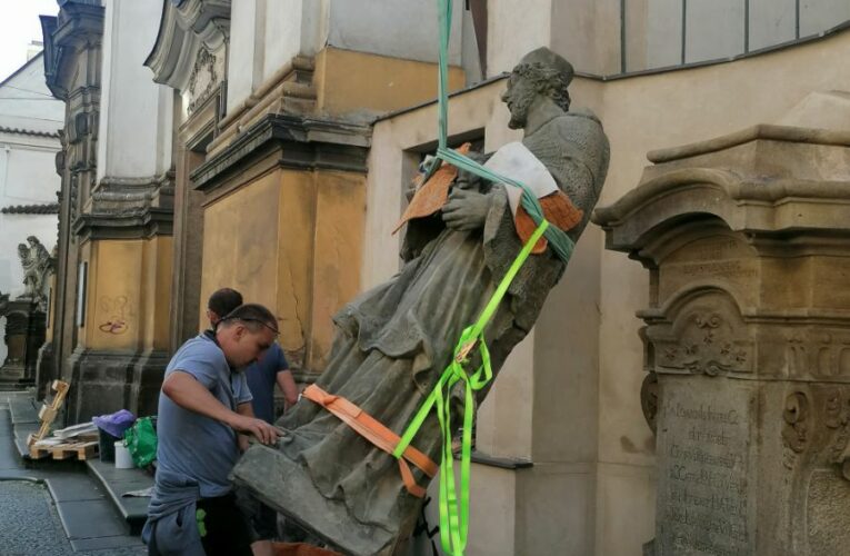 Socha svatého Jana Nepomuckého se vrací do Spálené ulice na Praze 1
