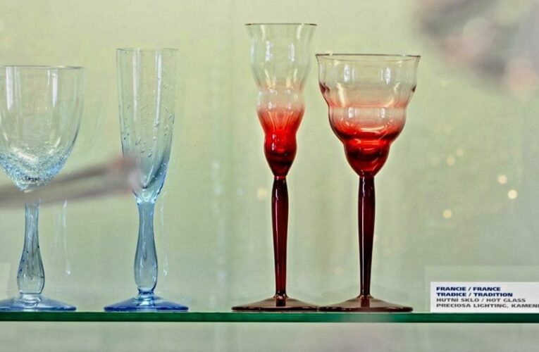 Skláři ze severu Čech vytvořili kolekci číší pro Evropu