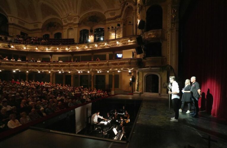 Na bezplatném představení pro seniory v Hudebním divadle Karlín bylo plno. Praha dál zpřístupňuje kulturu a nabízí i část vstupenek za jednu korunu