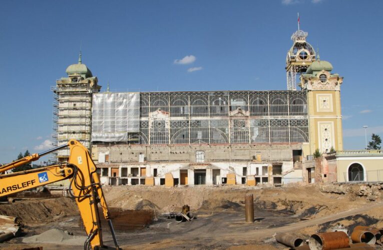 V Praze se uskutečnila unikátní stavební operace. Jeřáb sundal 26tunovou hodinovou věž z Průmyslového paláce