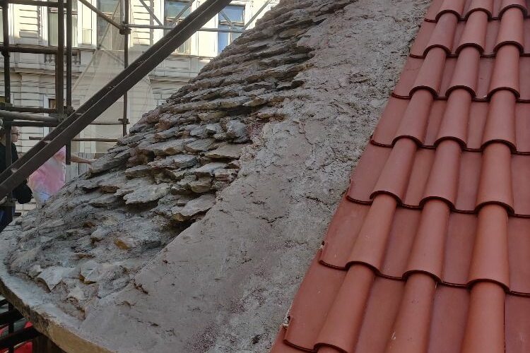 Při opravě rotundy sv. Kříže na Starém Městě byla objevena plošně dochovaná původní kamenná krytina