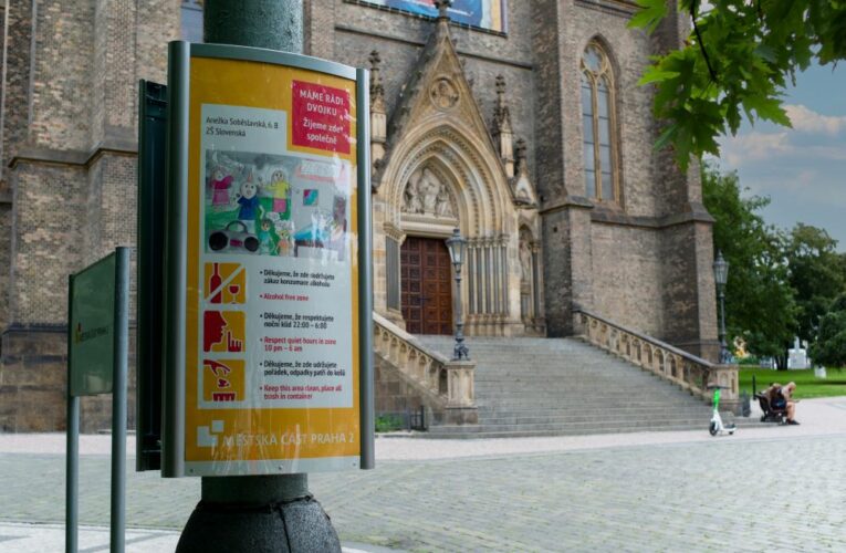 Děti kresbami vyzývají návštěvníky Prahy 2 k ohleduplnosti