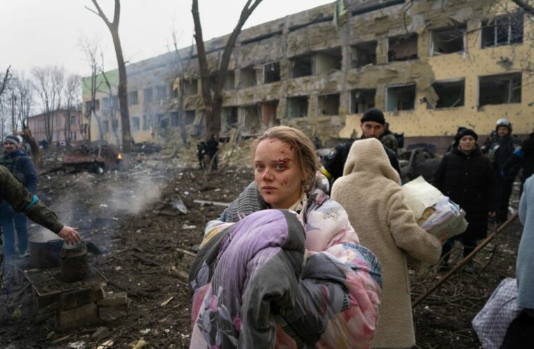28. ročník Czech Press Photo zahájí výstava ukrajinských fotografů Evgeniye Maloletky a Mstyslava Chernova, kteří do poslední chvíle dokumentovali válečné události v Mariupolu.