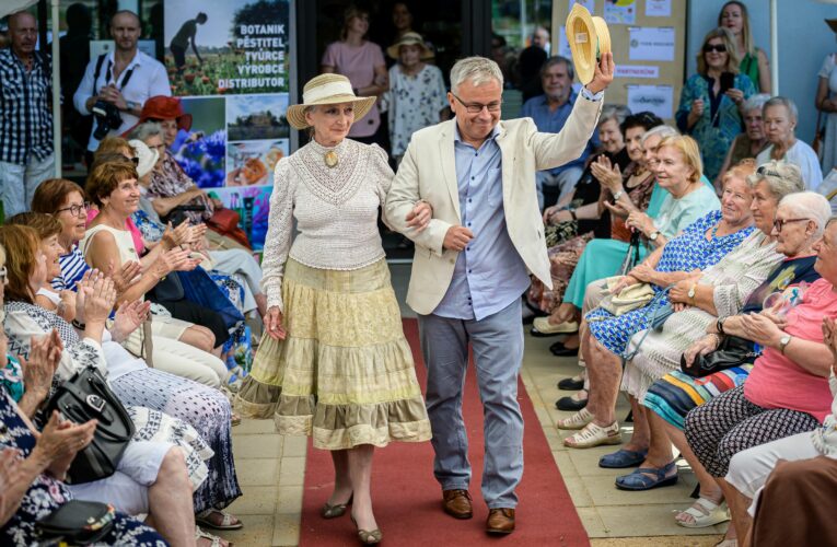 Senioři z RoSy předvedli letní módu na osmé módní přehlídce