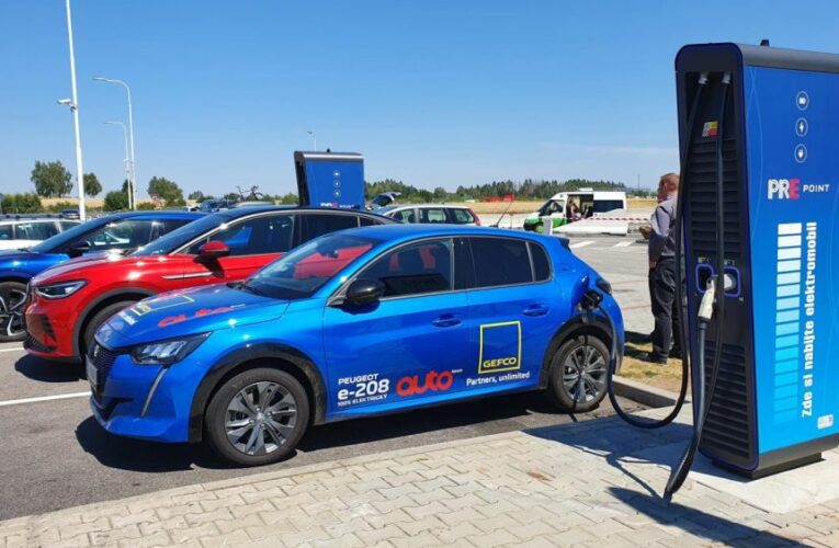 OMV a Pražská energetika otevřely společně 40. nabíjecí stanici pro elektromobily; jedná se již o 400. veřejnou stanici PREpoint v ČR