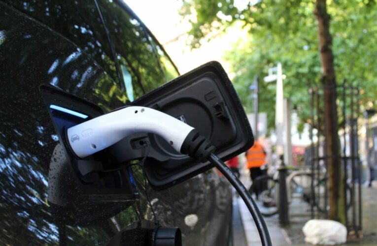 Zaměstnanci, kteří soukromě používají firemní hybridy nebo elektromobily, najdou na výplatní pásce až o tisíce korun navíc 