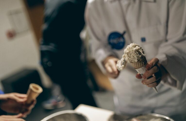 JAK CHUTNÁ ZMRZLINA VYROBENÁ POMOCÍ KAPALNÉHO DUSÍKU? JAKÉ TO JE V BUBLINĚ? PATŘÍ MYŠI DO NEBE? TO VŠE a mnohé další ZJISTÍTE NA SKŘÍTKOVÁNÍ V POLIČSKÉM MUZEU!