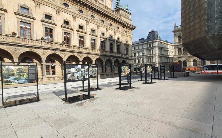 Projekt trojské botanické zahrady Kořeny osobností se v srpnu představuje u Národního divadla