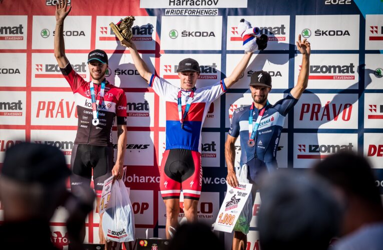 Bikový víkend v Harrachově, závěrečný závod IZOMAT Cup a MČR v short tracku