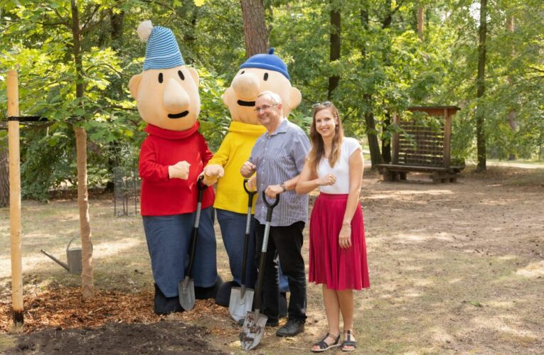 Pat a Mat se stali zahradníky trojské botanické zahrady.