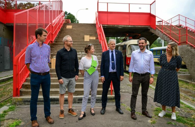 Tramvajová smyčka Dlabačov ožívá, kolemjdoucím
