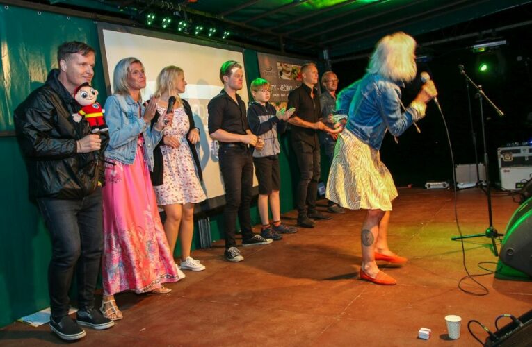 Basiková zpívala Francemu a divákům přes telefon.