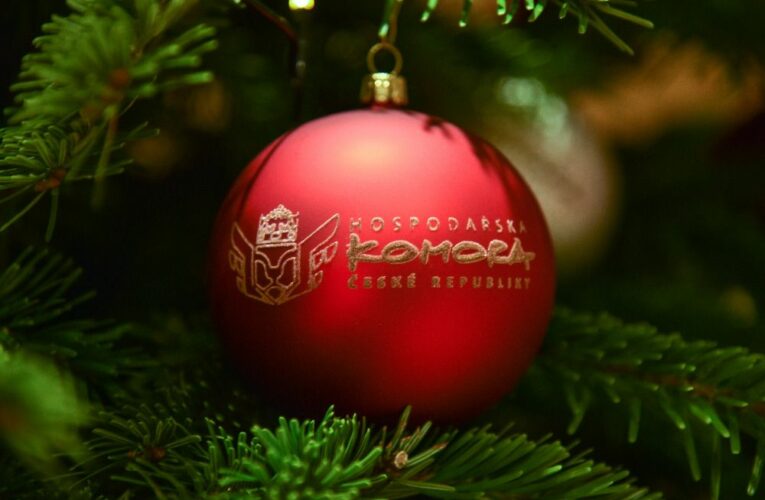 Ručně vyráběné a malované ozdoby na přání ze sklárny Koulier