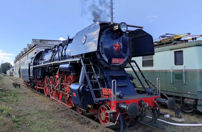 Nejrychlejší česká parní lokomotiva je k vidění v Lužné, v neděli při cestě na Slovensko nabídne i speciální jízdy