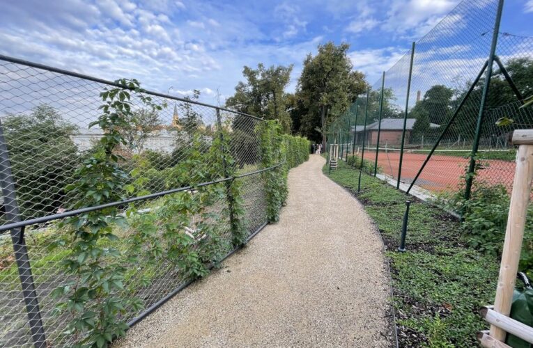 Praha 2 dokončila pěší propojení Albertovských schodů s parkem Ztracenka