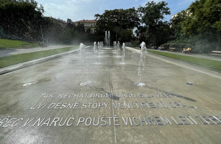 Osvěžení v novém brouzdališti láká děti, dospěláci pročítají úryvky Svatopluka Čecha. Praha 2 dokončila nový vodní prvek