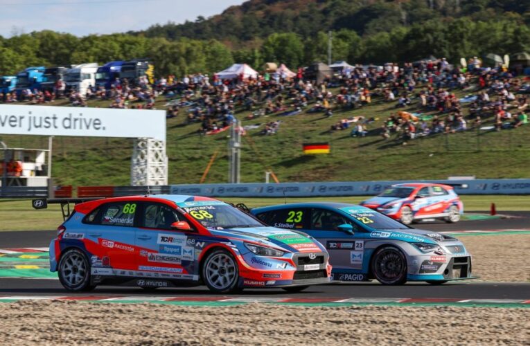 Titul mistra východní Evropy TCR získal Polák Bartosz Groszek. Petr Semerád z finálového závodu odstoupil kvůli technice, v šampionátu bere stříbro