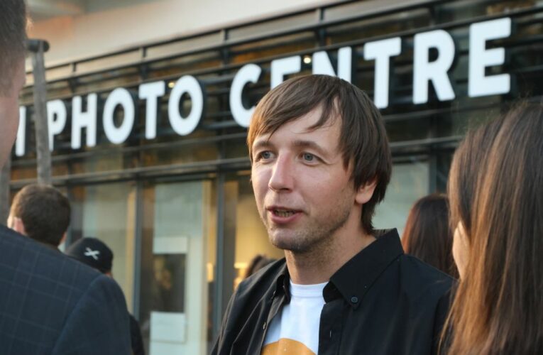 Výstava fotografií Mstyslava Chernova a Evgeniye Maloletky – Obležení Mariupolu – poslední novináři v okupovaném městě.