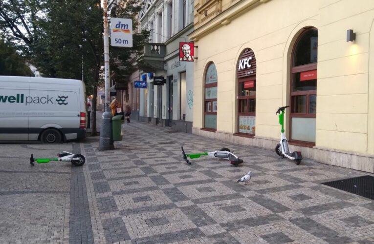 Radnici Prahy 2 došla s parkováním elektrokoloběžek trpělivost