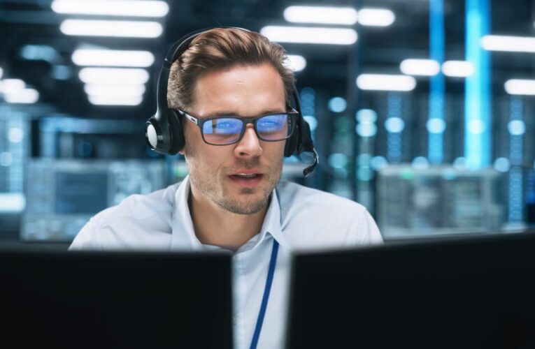 Zapomeňte na stovky operátorů, moderní call centra fungují úplně jinak