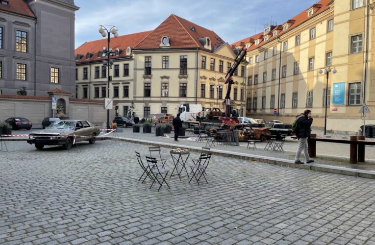 Umisťování vyhořelých vozidel z Ukrajiny