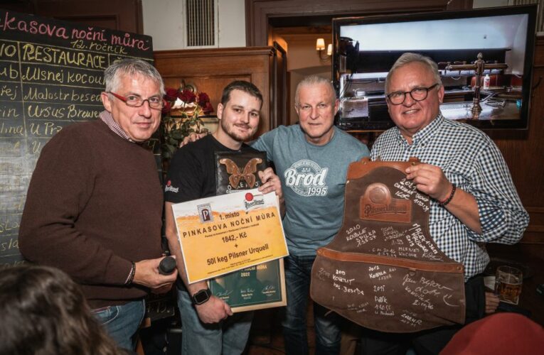 Běh s deseti pivy ze sklepa až do prvního patra. To je závod Pinkasova noční můra