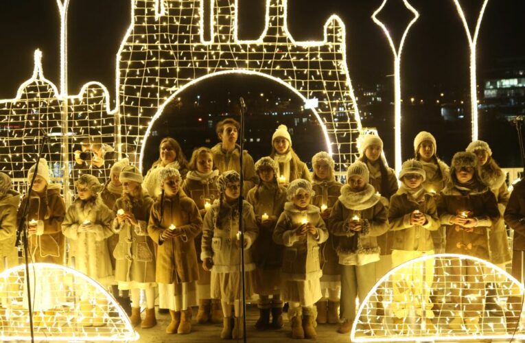 Žluté lázně se rozsvítily desítkami tisíc energeticky úsporných světel – otevřely vánoční park Světla vyprávějí…