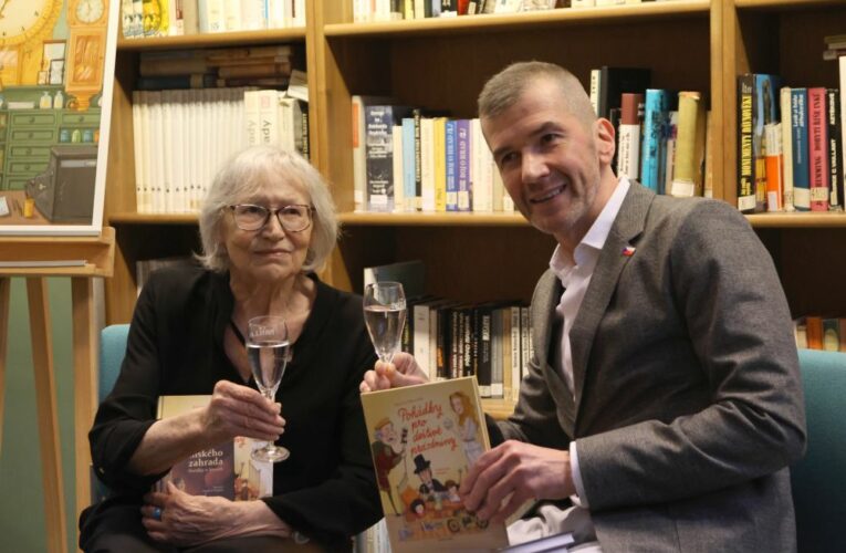 TELEVIZNÍ MODERÁTOR JAKUB ŽELEZNÝVYDAL KNIHU KŘEHKÝCH PŘÍBĚHŮ O ŽENÁCH