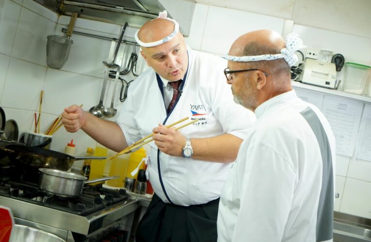 Jak to bylo, šéfe? Restaurace musí být autentická. Ovšem dali byste si v jihočeské krčmě boloňské špagety? Nebo na Vinohradech japonskou kuchyni? V čem autenticitu hledat? Dívejte se!