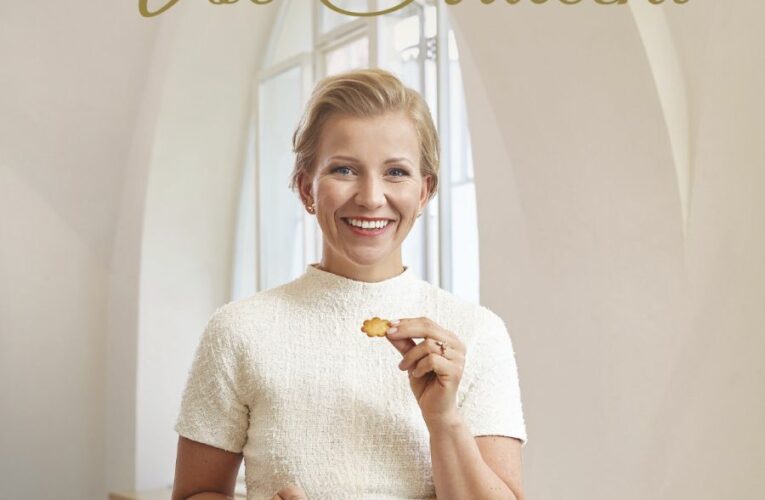 IVETA FABEŠOVÁ S KNIHOU VŠE SVÁTEČNÍ SLADCE PROVONÍ(NEJEN) LETOŠNÍ VÁNOCE