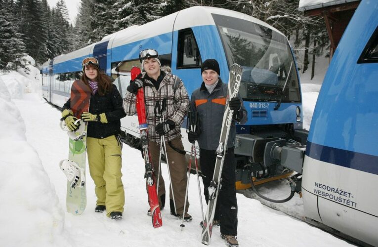 Vlakem na lyže s ČD Ski můžete v zimní sezóně 2023 vyrazit do českých hor i do švýcarských Alp