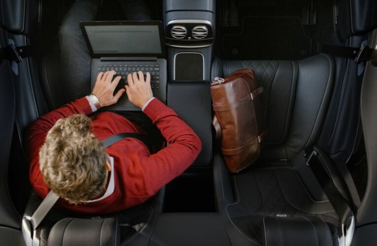 Uber ulehčí občanům volbu prezidenta. Do volebních místností a zpět je sveze se slevou 50 %