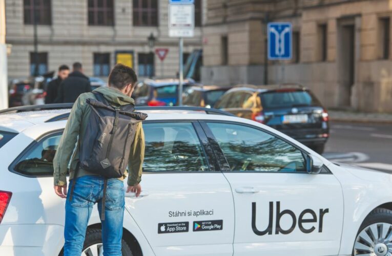 Uber ulehčí občanům volbu prezidenta. Do volebních místností a zpět je sveze se slevou 50 %