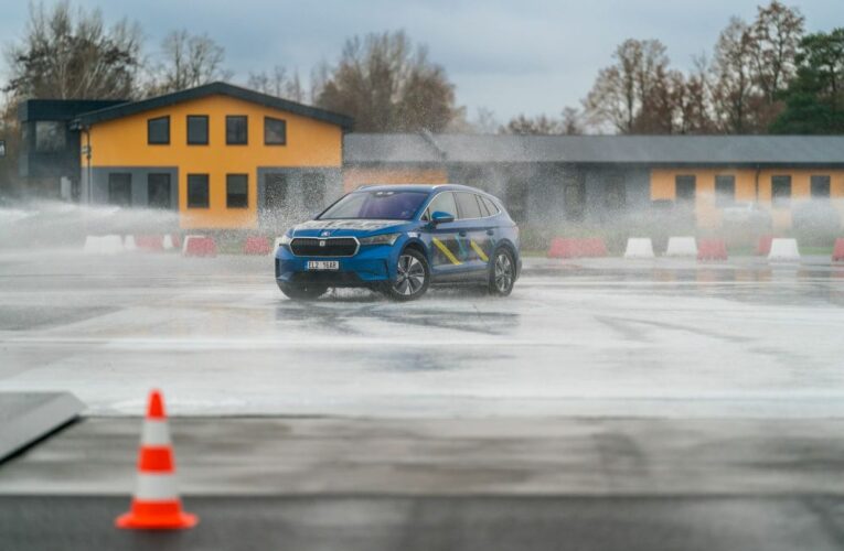 Instruktoři bezpečné jízdy testovali nové postupy, získali elektromobily Škoda Enyaq