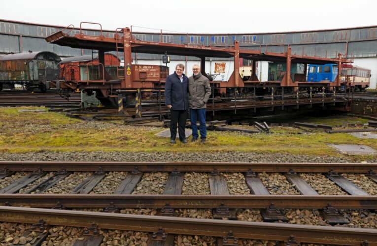 Národní technické muzeum rozšířilo díky daru od ŠKODA AUTO a.s. svoji železniční sbírku o patrový nákladní vůz na přepravu osobních automobilů
