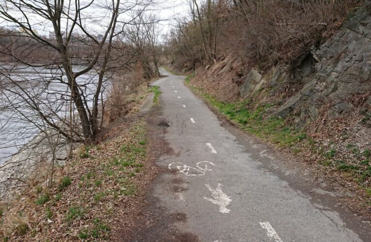 Vyhlídková cesta podél Hostivařské přehrady dostane nový povrch, opraví se zídky i studánka