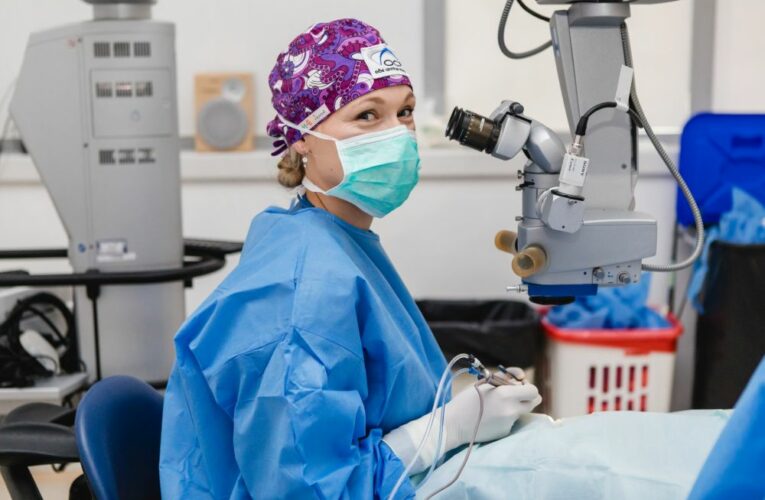 V Očním centru Praha proběhla nová, unikátní operace glaukomu
