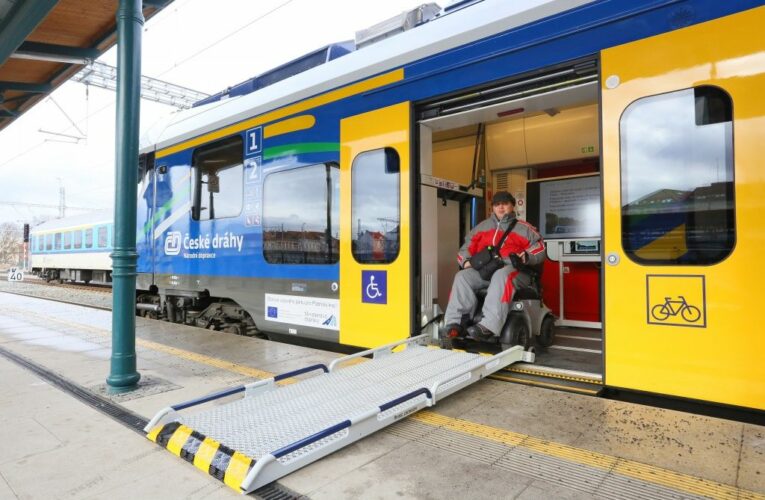 České dráhy loni přepravily a asistovaly více než 7 tisícům cestujících se zdravotním postižením