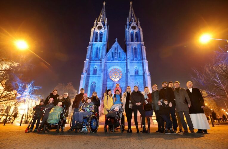 Bazilika sv. Ludmily se opět rozsvítila modře pro všechny „andělské děti“