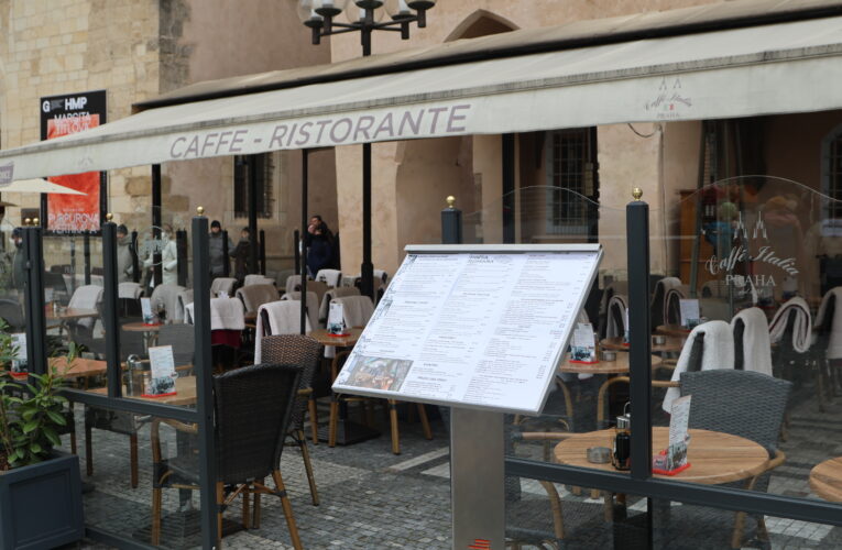 Historické centrum Prahy bude kultivovanější díky nové podobě restauračních předzahrádek