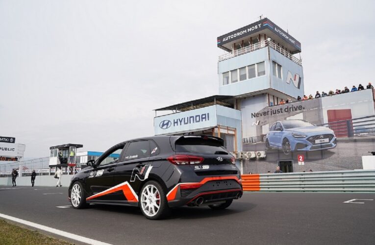 Již druhý podnik z celkové trojice vytrvalostní série 4 HOURS MOST odstartovala v neděli 19. 3. 2023 na mosteckém Automotodromu.