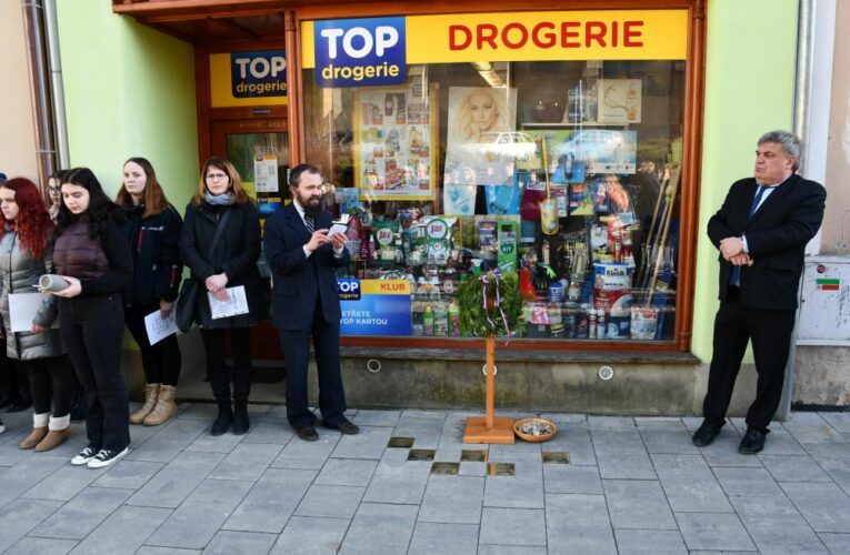 Město Polička si připomnělo osudy svých bývalých židovských spoluobčanů položením dalších šesti kamenů zmizelých