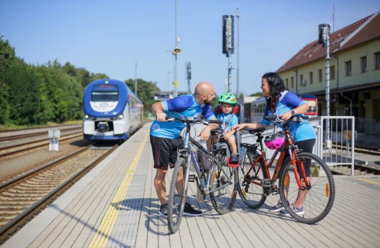 S vlakem a kolem na výlet, České dráhy přepravují kola ve všech spojích a vypravují také speciální výletní cyklovlaky